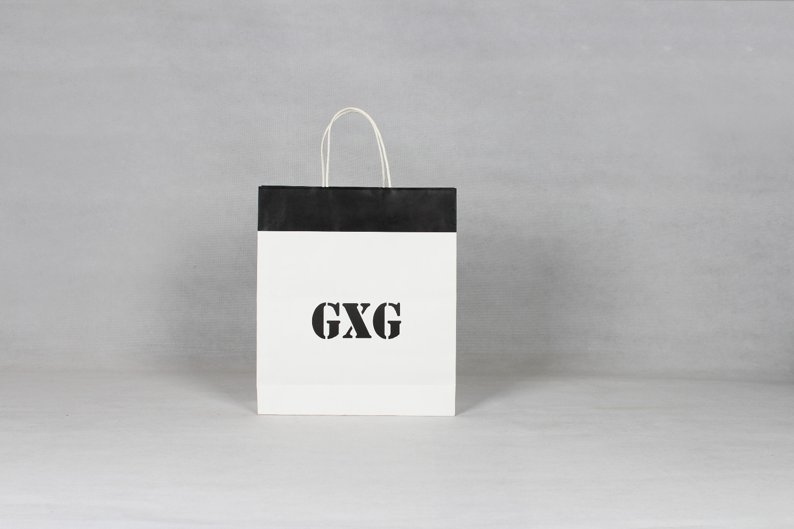 覆膜與不覆膜的服裝紙袋哪個(gè)好？