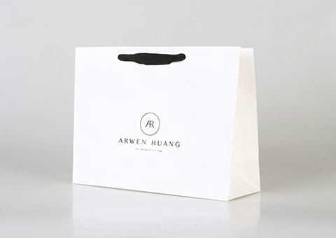 印刷白卡紙袋時(shí)，一定要覆膜嗎？
